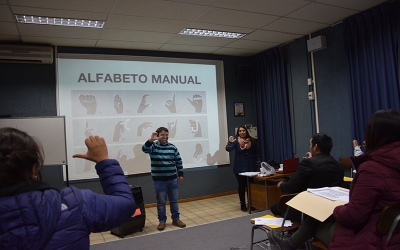 Curso Lengua de Señas Chilena se desarrolla en el CEST