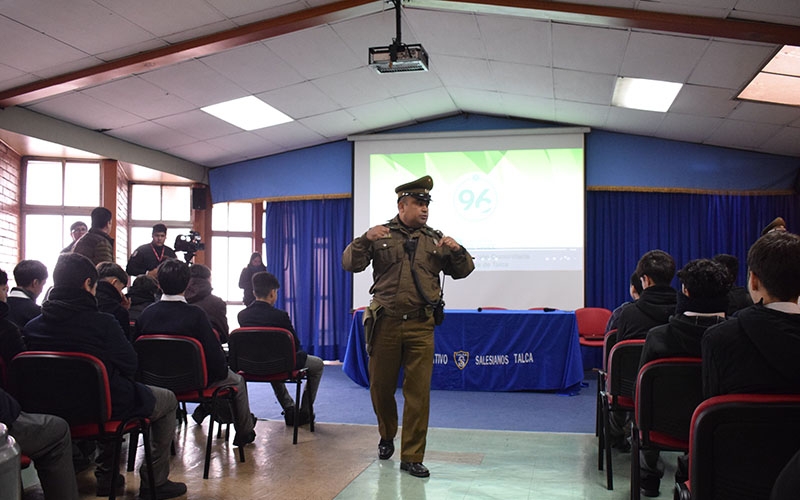 Carabineros de Talca dieron a conocer Ley 20.084 a estudiantes